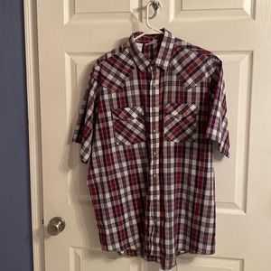 Men’s western short sleeve shirt with pearl buttons.